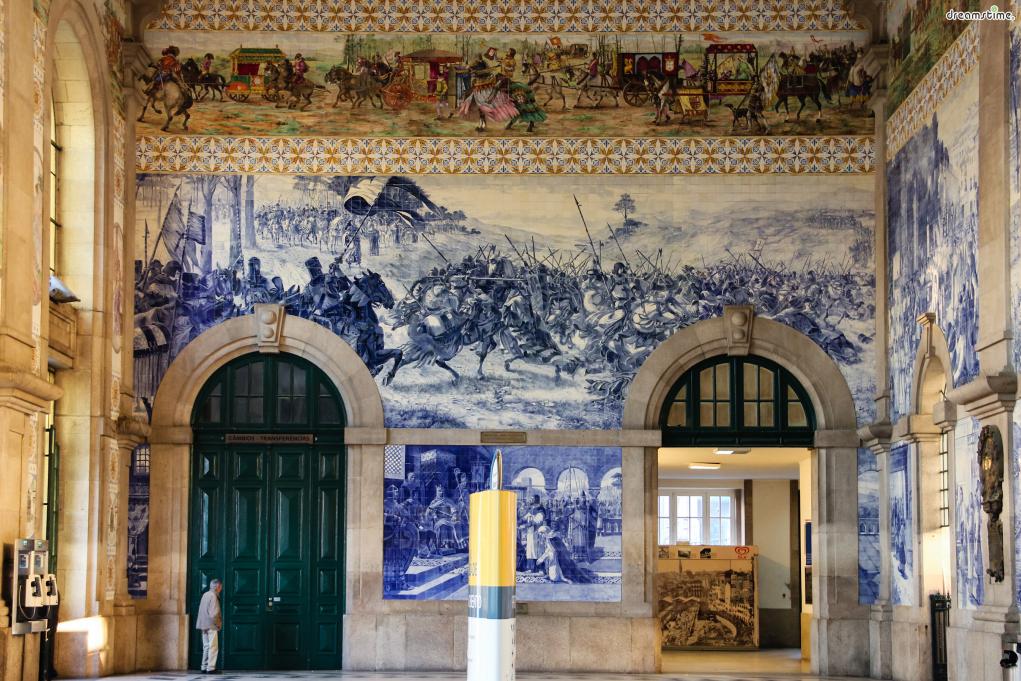 19세기 중엽 이후 프랑스를 중심으로 크게 유행했던

보자르 양식에 따라 3층 구조의 웅장한 건물을 지었다.
상벤투 기차역은 화려한 벽화로 장식돼 있는 내부 때문에 관광 명소가 됐다.
