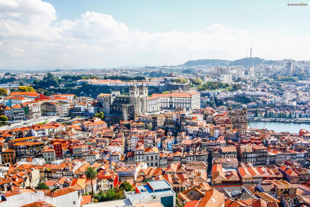 오래전부터 항구도시로 번성한 포르투갈 제2의 도시 포르투(Porto).&nbsp;
대서양으로 흘러 들어가는 도루강(Douro River) 하구에 형성된 도시로,
대항해시대 탐험대들의 출항지이자 포르투갈 식민지 개척을 위한 전초기지로서도 활약했다.