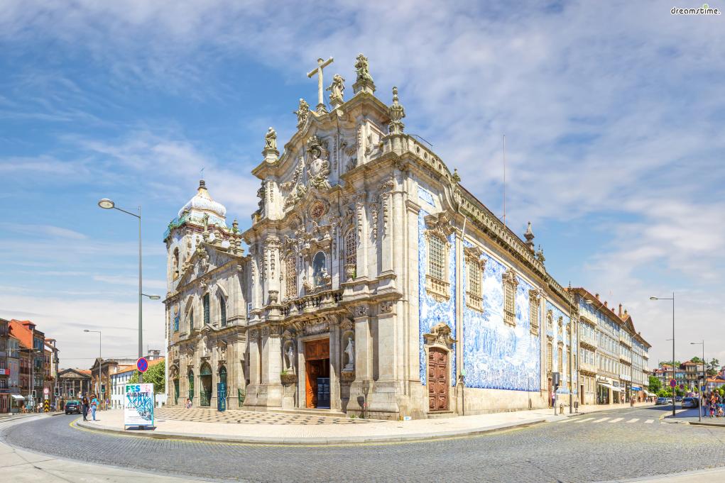 포르투 시내를 구경하다보면 푸른빛 타일로 장식된 건물들을 쉽게 찾을 수 있다.
▲카르무 교회도 외관 옆면이 아줄레주로 아름답게 장식돼 있는데
이 벽화는 1912년 카르멜리타스 수도회 기사단 창립에 관련된 내용을 담고 있다.