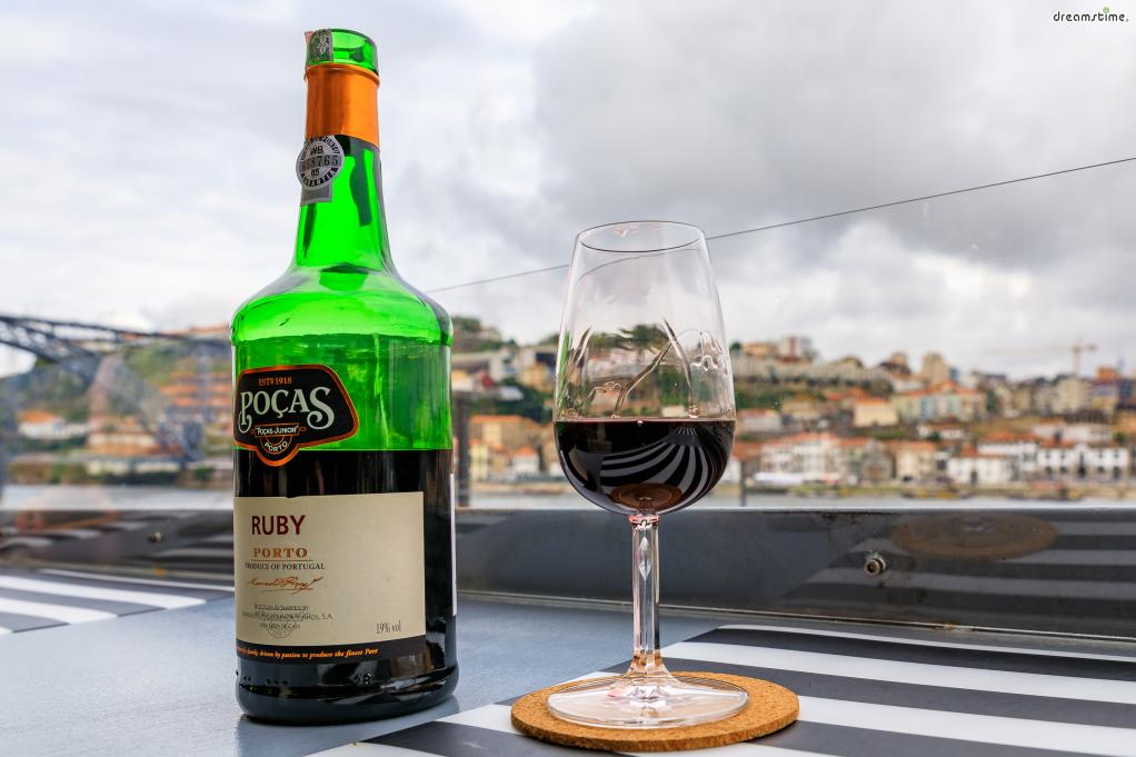 구시가지 반대편은 와인 창고가 즐비해 있는 빌라 노바 데 가이아 지역이다.
세계적으로 유명한 포트와인이 생산되는 곳이 바로 이곳으로
도루강 유역의 포도를 원료로 사용해 당도 높고 쌉쌀한 맛의 와인을 생산한다.