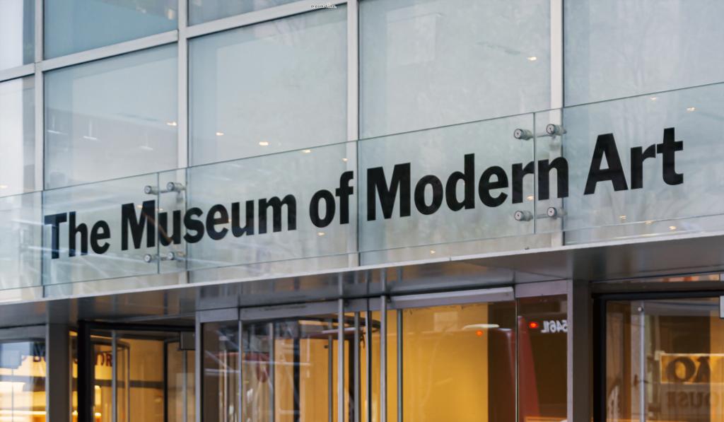 [5] 미국 뉴욕현대미술관 (The Museum of Modern Art, New York, US)

달리의 가장 유명한 작품, 《기억의 지속》 역시 미국에서 만나볼 수 있습니다.

세계 최고의 현대미술관으로 불리는 뉴욕현대미술관에서 해당 작품을 소장하고 있는데요.

이외에도 뉴욕현대미술관은 피카소의 《아비뇽의 처녀들》, 고흐의&nbsp;《별이 빛나는 밤에》,

르네 마그리트의&nbsp;《연인들》 등 현대미술에 한 획을 그은 작품들을 다수 소장하고 있습니다.

달리의&nbsp;《기억의 지속》 역시 그러한 반열에 속해 있다는 반증이겠죠.
