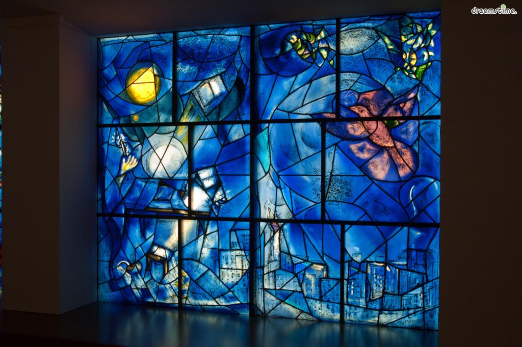 [12] 미국 시카고 미술관(The Art Institute of Chicago, US)

샤갈의 스테인드글라스 작품 중에서도 걸작으로 꼽히는 《미국의 창문》은

시카고 미술관에서 전시되고 있습니다. 미국 독립 200주년을 기념해 제작한 작품으로,

전쟁 중 자신에게 피난처를 마련해준 미국에게 감사하는 마음을 담았다고 하네요.
