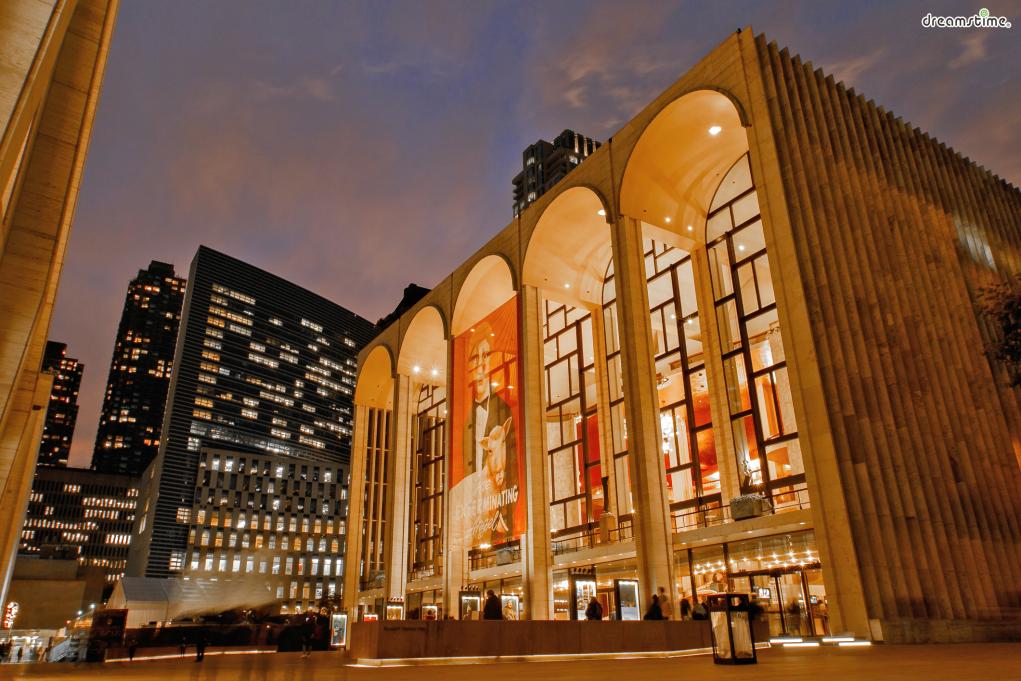▲메트로폴리탄 오페라 하우스(Metropolitan Opera House)

뉴욕을 대표하는 오페라 하우스이자 세계 최고의 오페라 하우스라는

명성을 얻고 있는 곳입니다. 메트로폴리탄 오페라 하우스 2층 로비에는

1966년 샤갈이 그린 《음악의 승리》라는 벽화가 자리하고 있습니다.
