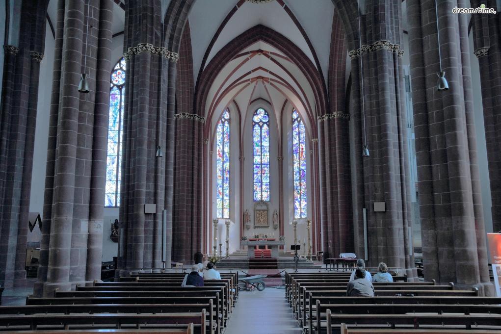 [11] 마인츠 성 슈테판 대성당(St. Stephanskirche, Mainz, Germany)

독일의 소도시 마인츠의 대표 성당 중 하나인 성 슈테판 대성당.

성 슈테판 대성당의 스테인드글라스는 샤갈이 91세에 제작을 시작해

98세에 끝마친, 그의 마지막 작품으로 알려져 있습니다.

천국, 승천하는 천사 등 다양한 성서 속 주제를 아름답게 표현했습니다.
