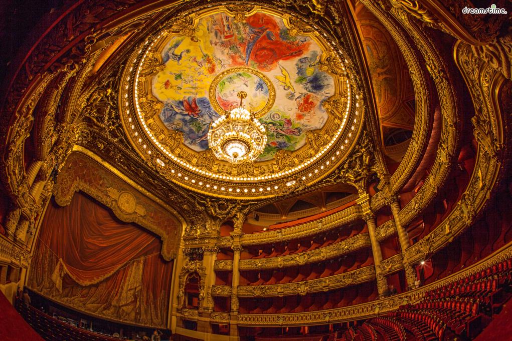 ▲가르니에 오페라 극장(Op&eacute;ra Garnier)

1963년, 샤갈이 77세가 되던 해, 프랑스 문화부 장관이었던

작가 앙드레 말로는 샤갈에게 가르니에 오페라 극장의 천장화를 의뢰합니다.

유대인 출신인 샤갈에게 프랑스의 문화재를 맡긴다며 당시 수많은 논란과 비난이 일었지만,

1년 여 작업 끝에 샤갈은 보란듯이 《꽃다발 속의 거울》이라는&nbsp;아름다운 천장화를 완성해냅니다.

작품을 공개하던 순간, 샤갈의 천장화를 보고 눈물을 흘리는 사람들도 있었다고 합니다.
