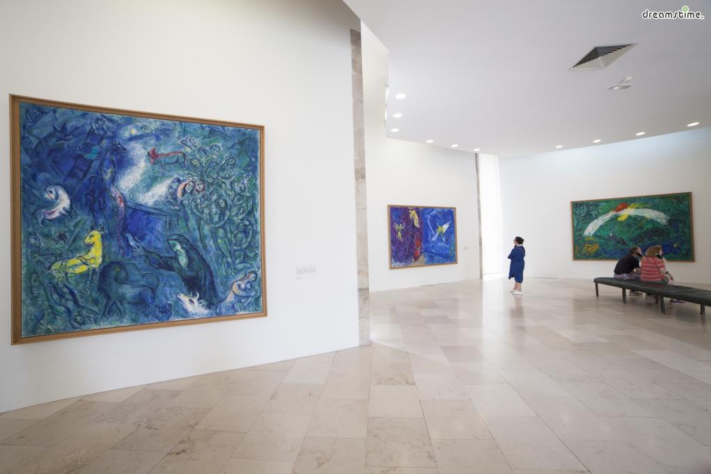 [13] 니스 샤갈 미술관(Marc Chagall National Museum, Nice, France)

니스의 샤갈 미술관은 프랑스 문화부에서 세운 국립 미술관입니다.

샤갈과 절친했던 작가 앙드레 말로가 프랑스 문화부 장관을 지낼 때

샤갈이 프랑스에 기증한 작품들을 모아 미술관을 세운 것인데요.

샤갈의 작품 450여 점이 소장되어 있으며, 종교화 컬렉션이 특히 유명합니다.
