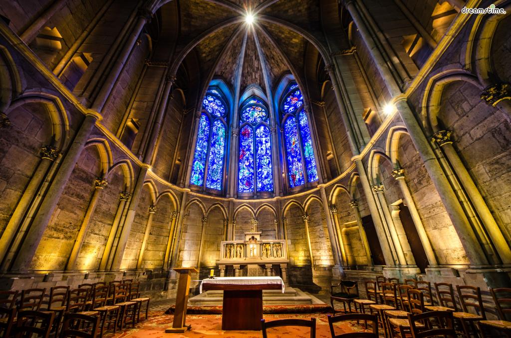 [7] 프랑스 랭스 대성당(Cathedral of Reims)

프랑스 랭스 대성당은 과거 프랑스 왕들이 대관식을 치르던 곳으로,

유네스코 세계문화유산으로도&nbsp;지정되어 있는 중요한 성당입니다.

이곳에서도 샤갈이 그린 아름다운 스테인드글라스를 만나볼 수 있는데요.

세계대전 이후 랭스 대성당이 재건되면서 성당의 스테인드글라스가

샤갈에게 의뢰된&nbsp;것이라고 하네요.
