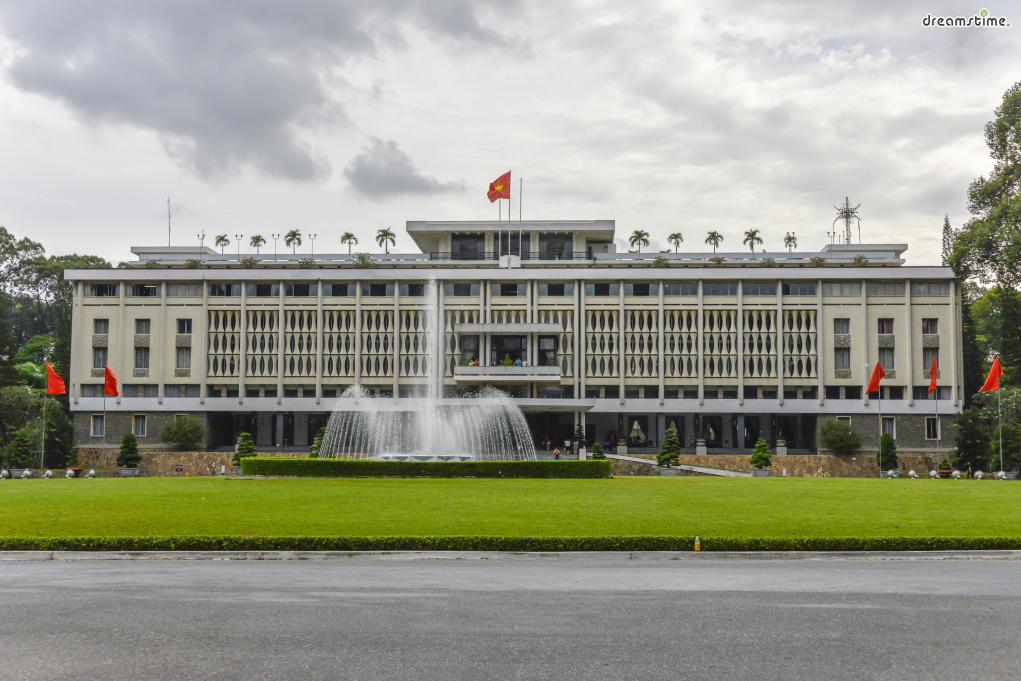 [2] 통일궁(Hoi Truong Thong Nhat)

통일궁은 1868년 프랑스 식민지 때 처음 지어졌으며,

베트남이 남북으로 분단된 후 남베트남의 대통령궁으로 쓰였다.

1975년 베트남 통일을 기념하며 &#39;통일궁&#39;이라는 이름의 박물관이 되었다.

총 6층 건물로, 다양한 전시를 통해&nbsp;베트남의 현대사를 살펴볼 수 있다.
