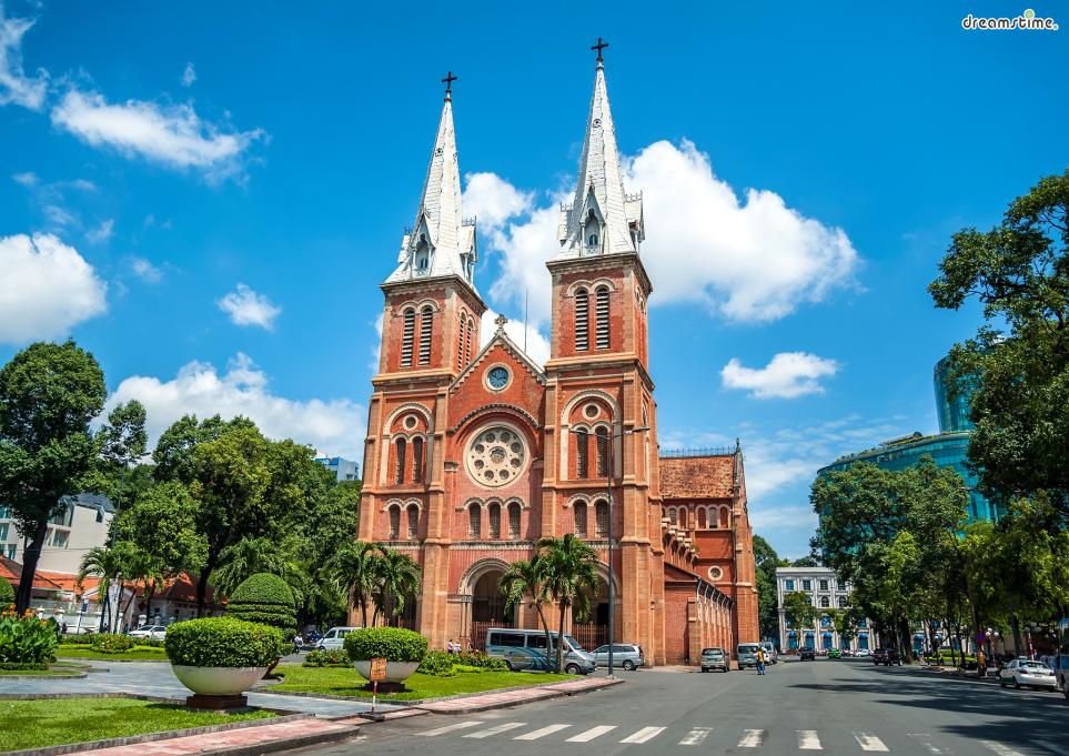 [5] 호찌민 노트르담 대성당(Ho Chi Minh Notre Dame Cathedral)

1883년 세워진 성당으로, 프랑스 식민 통치의 상징이 되는 건물이다.

붉은 벽돌은 프랑스 마르세유에서, 스테인드글라스는 샤르트르에서 공수되었다.

높이 40m의 첨탑과 전형적인 네오 로마네스크 양식으로 지어졌으며,

고풍스러운 분위기를 자랑해&nbsp;호찌민의 사진 명소로도 알려져 있다.
