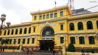 [3] 호찌민 중앙 우체국(Main Post Office, Ho Chi Minh)

베트남에서 가장 큰 규모의 우체국이자 에펠탑의 건축가 구스타브 에펠의 작품으로 유명한 곳.

내부는 파리의 오르세 미술관을 모델로 설계됐다고 알려져 있다.

관광객들에게는 오래된 우표들을 판매하는 상점과 우체국 기념품샵이 인기 있다.
