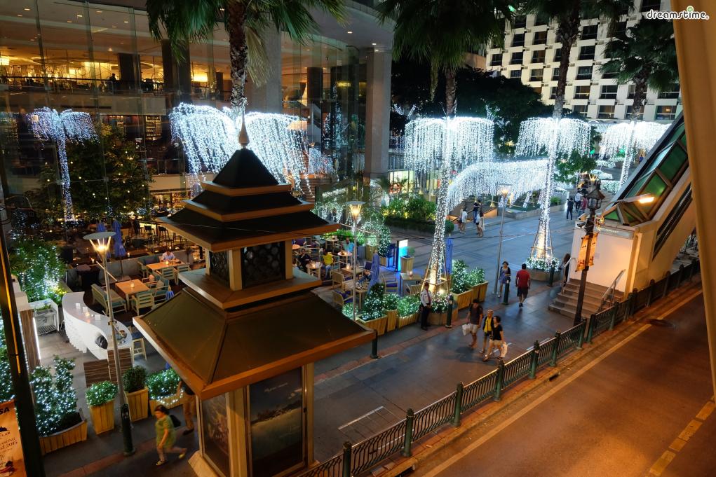 [4] 칫롬(Chidlom)

시암에 인접해있는 번화가 칫롬은 &#39;방콕의 청담동&#39;으로 불리며

시암과 함께 방콕의 쇼핑 거리 중 하나로 꼽히는 곳이다.

다른 번화가들에 비해 깔끔하고 한적한데다 교통편도 편리하고

로컬 맛집들이 몰려 있어 현지인들이 많이 찾는 곳이다.
