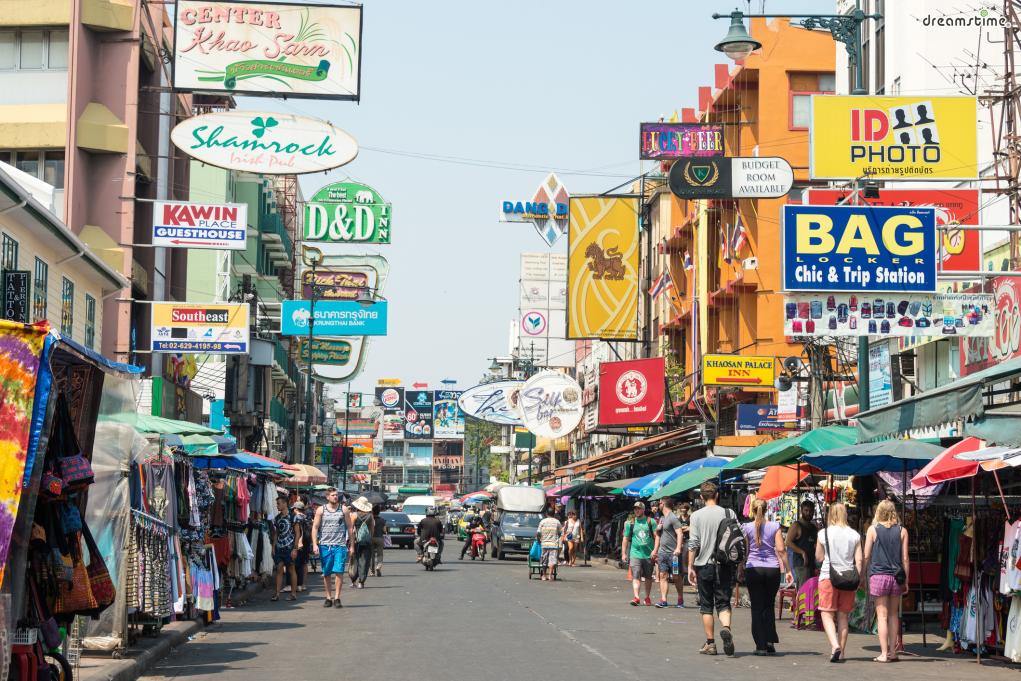 [1] 카오산 로드(Khaosan Road)

&#39;배낭여행자들의 천국&#39;이라 불리는 카오산 로드는

방콕에서 가장 유명한 거리이자 가장 번화한 거리다.

약 400m의 짧은 거리지만 저렴한 숙박시설, 식당, 기념품점, 마사지숍,

카페, 바 등이 밀집되어 있어&nbsp;연중내내 수많은 인파로&nbsp;붐빈다.
