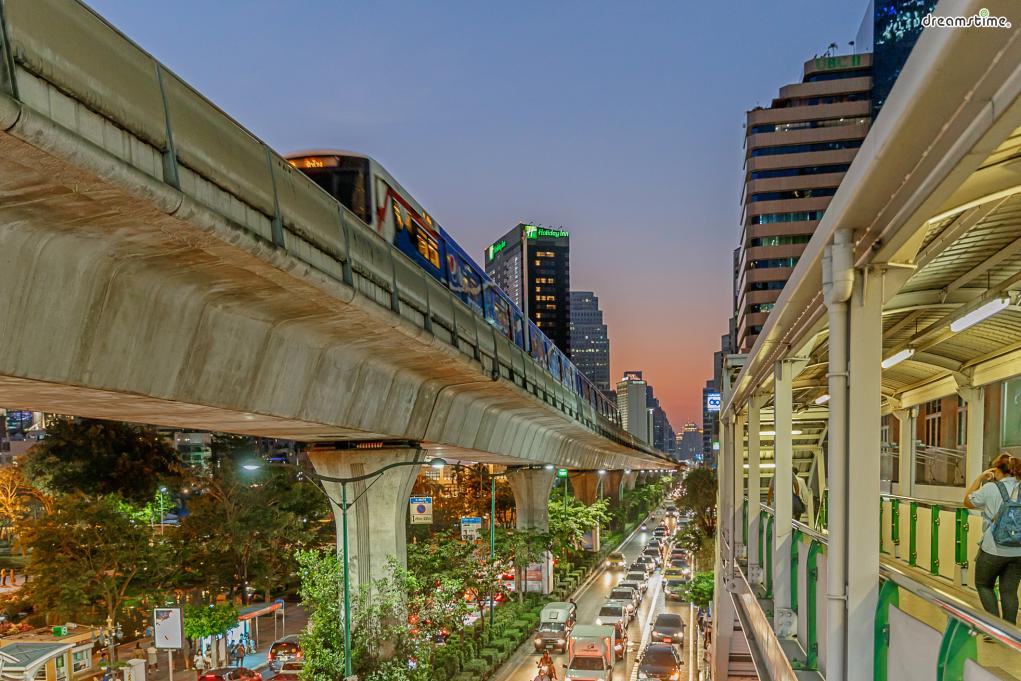 [2] 수쿰빗(Sukhumvit)

&#39;방콕의 강남&#39;이라 불리는 곳. 관광명소는 없지만 방콕 제일의 번화가로

수많은 호텔과 스파, 레스토랑, 클럽, 바 등이 이곳에 자리한다.

골목 별로&nbsp;각기 테마가 있으며 골목마다&nbsp;번호가 붙어있어 찾기 쉽다.

100여 곳의 골목이 있지만 soi 1~24번이 주요 번화가로 통한다.
