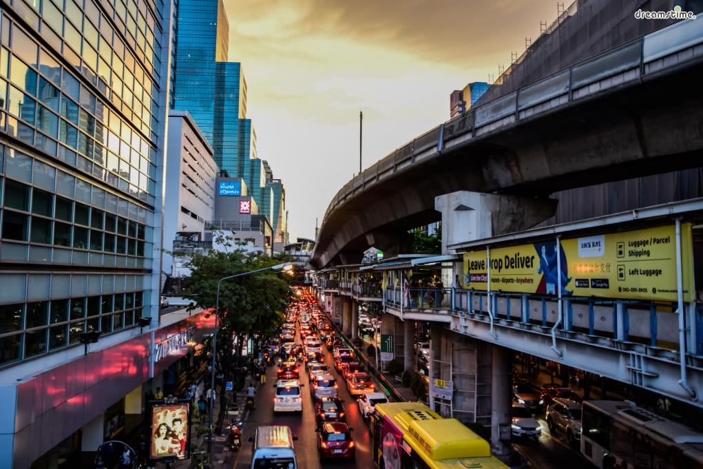 [5] 실롬(Silom)

방콕 최대의 유흥지구로 꼽히는&nbsp;실롬.

밤이 되면 들어서는 각종 야시장과 스트립 바,

게이 바, 클럽 등이 이곳의 명소다.
