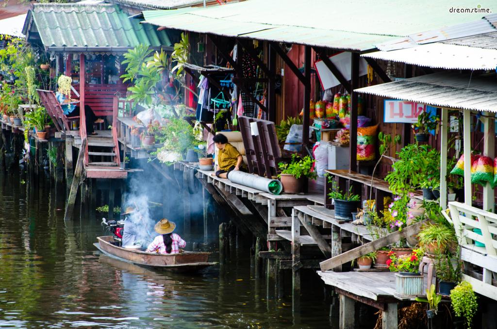 [6] 리버사이드(Riverside)

리버사이드는 짜오프라야강 인근에 위치한 번화가로,

다양한 쇼핑몰과 복합문화센터 등이 즐비해 있으며,

짜오프라야강의 멋진 풍경을 즐길 수 있다는 장점이 있다.

운치있는 분위기 덕분에 방콕의 젊은이들이 즐겨찾으며,

현지인과 관광객 모두에게 인기 많은 번화가이다.
