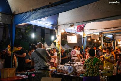 [10] 야시장 투어(Night Market Tour)

태국의 독특한 문화가 담긴 야시장.

방콕 곳곳에서는 다양한 야시장을 찾아볼 수 있다.

세련된 아시아티크가 들어선 뒤로 야시장의 인기는 주춤하다지만

날것 그대로의 야시장은 그 나름대로의 매력이 있다.
