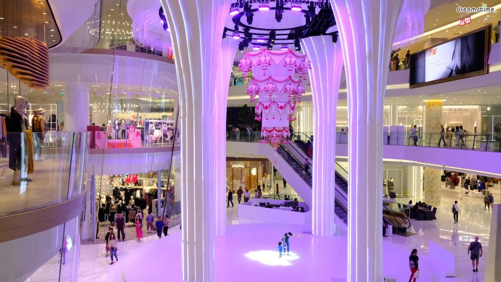 [9] 쇼핑몰 투어(Shopping Mall Tour)

쇼핑의 메카로 불리는 도시 방콕.

도시 곳곳에 다양한 테마의 대형 쇼핑몰들이 가득하다.

시암 지구는 방콕에서도 대표적인 쇼핑 지구로 꼽히는데,

시암 센터, 시암 디스커버리, 터미널21 등의 쇼핑몰들이 유명하다.
