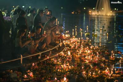▲매년 11월 말부터 열리는 태국의 가장 큰 축제, '러이끄라통'.

연꽃배를 만들어 차오프라야강에 띄우며 좋은 일을 기원하면 된다.

