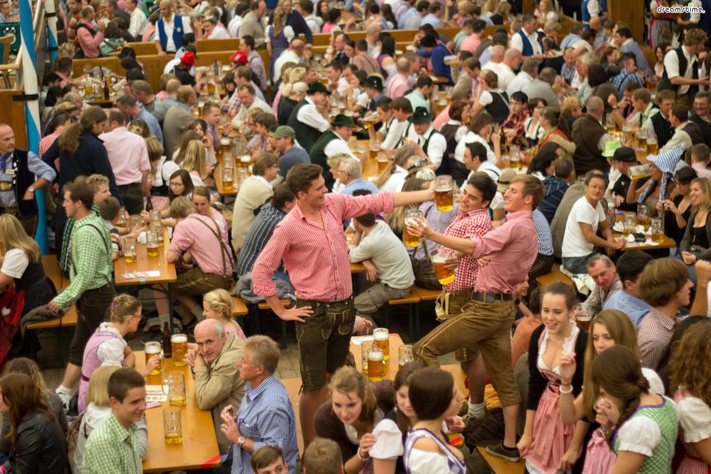 세계 최대 규모의 맥주 축제인 옥토버페스트의 도시로 유명한 독일 뮌헨!
모닝커피 대신 시원한 맥주 한 잔을 들이켜는 게 더 자연스러운
이곳에서 만나볼 시장은 뮌헨 최대의 야외 시장, 빅투알리엔 마르크이다.