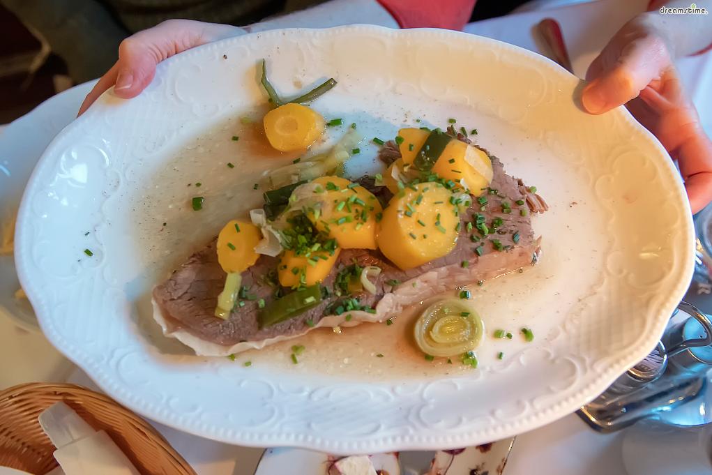 [대표음식②] 타펠스피츠(Tafelspitz)
푹 삶은 소 엉덩이살에 감자, 당근 등의 채소를 곁들여 먹는 음식.

19세기 오스트리아의 황제였던 프란츠 요제프 1세를 위해 만들어진 요리로 유명하다.
