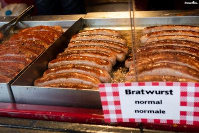 [대표음식④] 브라트부어스트(Bratwurst)

소고기나 돼지고기, 송아지 고기로 만든 소시지로,

오스트리아인들이 흔하게 먹는 길거리 음식 중 하나이다.

철판에 바삭하게 구워낸 소시지를 빵 사이에 넣어 핫도그로도 먹는다.
