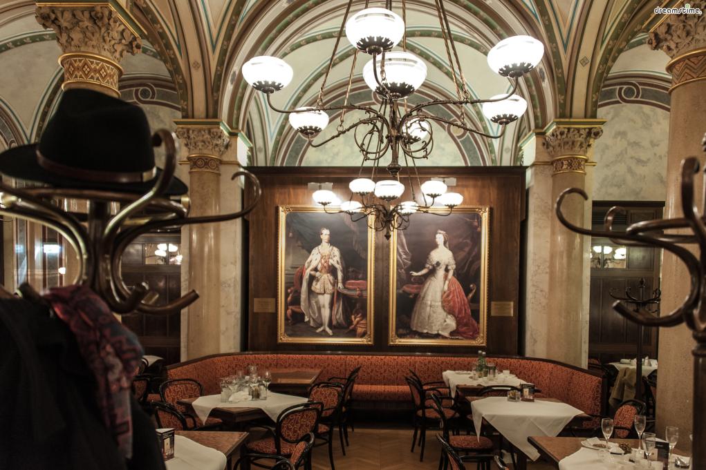 ▲100년의 역사와 전통을 자랑하는 빈 3대 클래식 카페 &lsquo;카페 첸트랄&rsquo;
1876년에 오픈한 유서 깊은 카페로, 오스트리아의 대표 화가 클림트와
오스트리아 철학자 프로이트가 사랑한 단골 카페 하우스로 유명하다.