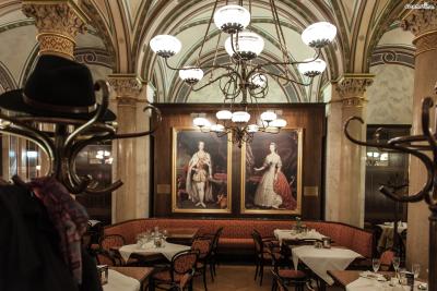 ▲100년의 역사와 전통을 자랑하는 빈 3대 클래식 카페 ‘카페 첸트랄’
1876년에 오픈한 유서 깊은 카페로, 오스트리아의 대표 화가 클림트와
오스트리아 철학자 프로이트가 사랑한 단골 카페 하우스로 유명하다.