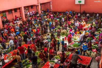 치치카스테낭고 마켓은 인디오 원주민들이 물건을 사고 팔기 위해 모이는 장소이다.
장날이 되면 치치카스테낭고 마을 사람들과 주변 마을공동체는 물론이고
전국 각지에서 자신들이 직접 재배한 농산품과 공예품을 들고 시장을 찾는다.