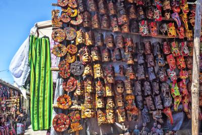특히 알록달록한 빛깔의 민속공예품들과 장신구,
마야 의식에 사용되는 화려한 가면들은 관광객들의 눈길을 사로잡는다.
수작업으로 공들여 만든 만큼 퀄리티는 기대 이상이며, 가격도 괜찮다.