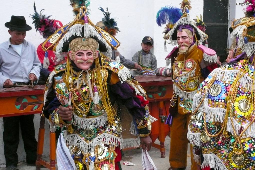 ▲치치카스테낭고 축제 기간에는&nbsp;전통 의상과 가면을 착용하고

열흘 동안 하루에 12시간 이상씩 춤을 춘다고 한다.
춤과 가면에는 침략자를 풍자하는 내용이 담겨 있다.
