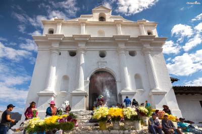 한편 ‘산토 토마스(Santo Tomás)’는 이 시장을 부르는 또 다른 이름이다.
‘가시가 있는 치자나무가 자라는 땅’이라는 뜻으로,
시장 한가운데에 자리한 성당의 이름 역시 산토 토마스이다.

1540년경에 세워진 산토 토마스 성당은 마야 토착 신앙과 가톨릭이 합쳐져 탄생한 곳이다.
