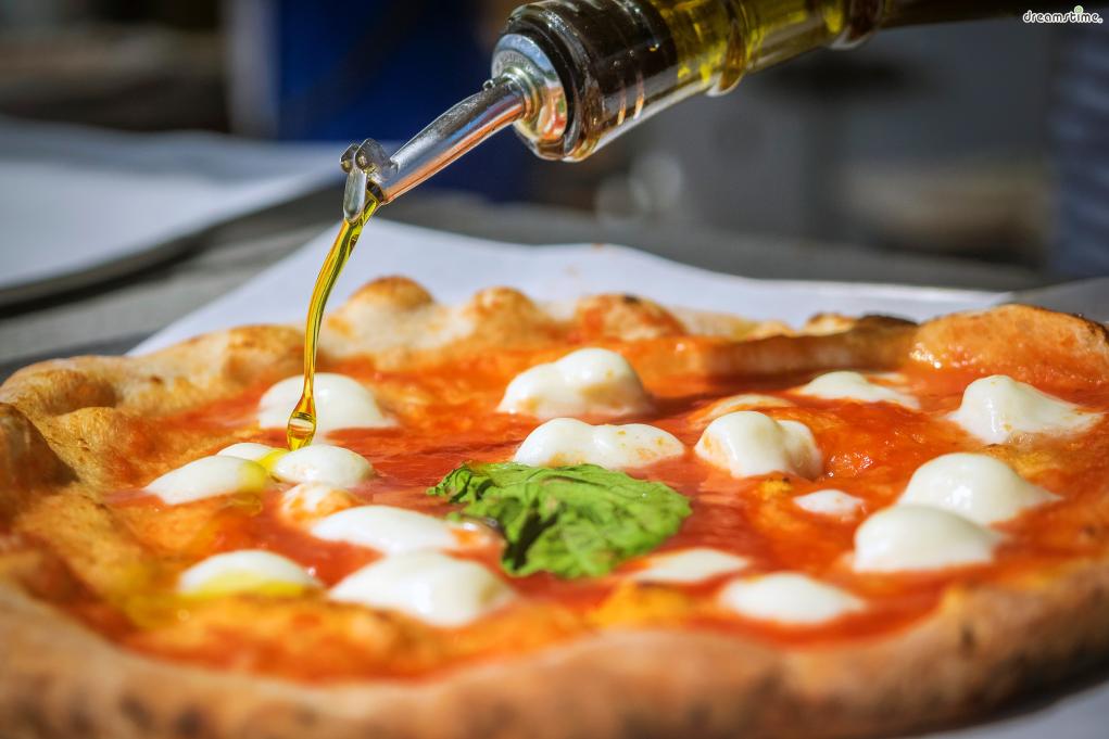 [대표음식⑩] 마르게리타(Margherita pizza)
토마토와 바질, 모차렐라 치즈를 토핑으로 만든 피자.
가장 기본적이고 대중적인 이탈리아 피자로 담백한 맛이 특징이다.
19세기 나폴리를 방문한 사보이의 여왕 마르게리타를 위해 당대 최고의 요리사가
초록색, 흰색, 빨간색의 이탈리아 국기를 상징하는 피자를 만들어 대접했다고 한다.
