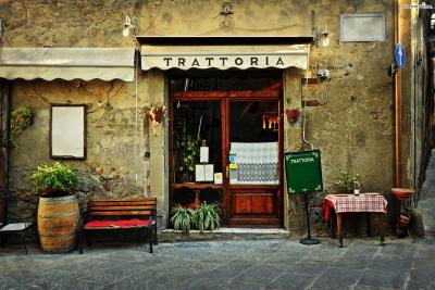 [이탈리아 음식 파헤치기]
Point 2. 이탈리아 레스토랑 완전 정복
이탈리아 식당은 격식에 따라 크게 3개로 나뉜다.
코스 요리가 나오는 고급 레스토랑 ‘리스토란테(Ristorante)’,
한 단계 낮은, 편안한 분위기의 ‘트라토리아(Trattoria)’,
트라토리아보다 규모가 작고 저렴한 ‘오스테리아(Osteria)’이다.