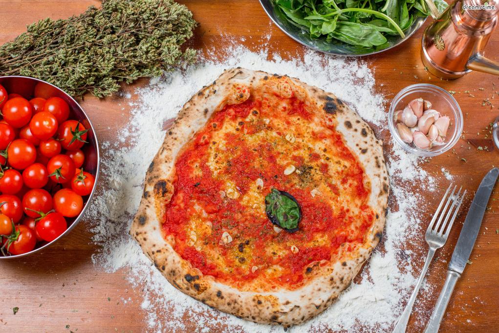 [이탈리아 음식 파헤치기]
Point 4. 피자, 그 무궁무진한 세계
이탈리아 피자는 재료 본연의 맛을 해치지 않는 선에서
다양한 개성을 뽐내는 게 특징으로, 대부분 담백하고 깔끔하다.
피자 도우나 속재료 역시 지역에 따라 나뉘는데
얇고 바삭한 도우는 북부식, 두툼하며 부드러운 것은 남부식이다.