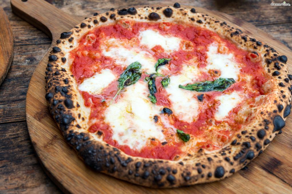 이탈리아에서는 모차렐라 치즈, 안초비, 마늘을 사용하기 시작한
18세기 말부터 오늘날과 같은 피자 형태를 만들어 먹었다.
수백 가지의 피자들 중에서 최고로 꼽히는 건 역시 마르게리타이다.
토마토, 바질, 모차렐라 치즈가 전부이지만 재료 간의 조화가 훌륭해
이탈리아 사람들은 마르게리타보다 훌륭한 피자는 없다고 주장한다고.