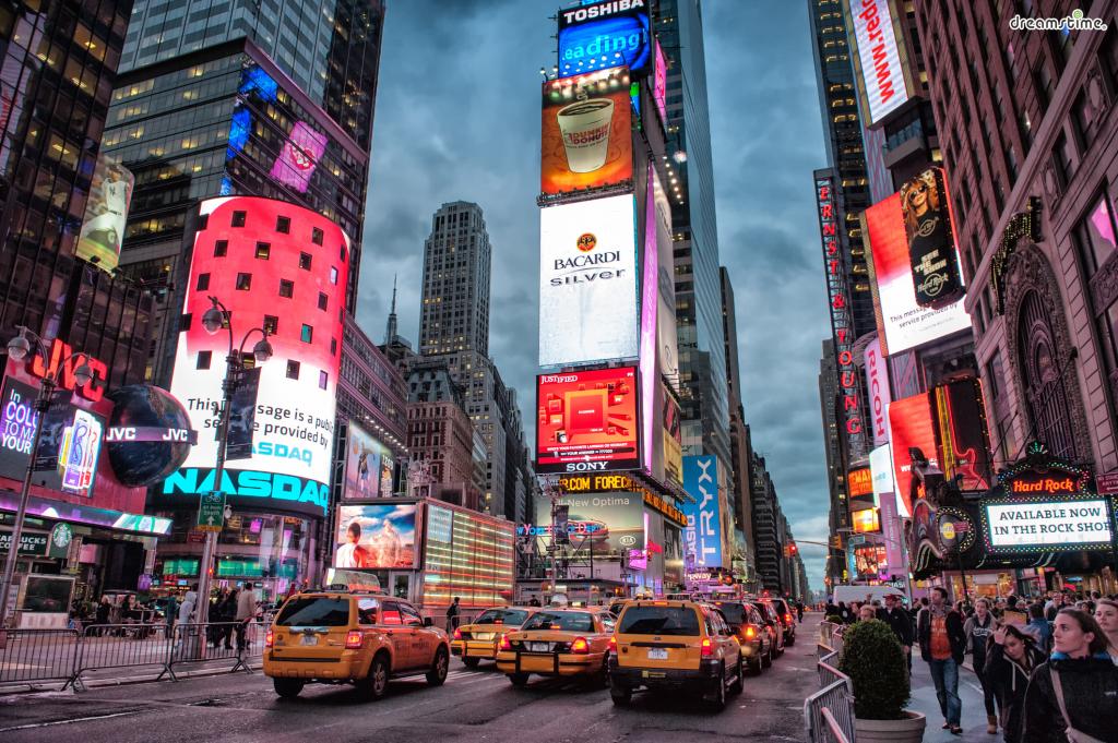 [1] 타임스스퀘어(Time Square)

말이 필요 없는 뉴욕 최고의 번화가.

사방에서 번쩍이는 광고 전광판들과

각종 캐릭터 의상을 입고 돌아다니는 사람들,

소비 욕구를 불러일으키는 상점들, 수많은 극장 등

화려하고 즐길 거리가 가득한 번화가이다.
