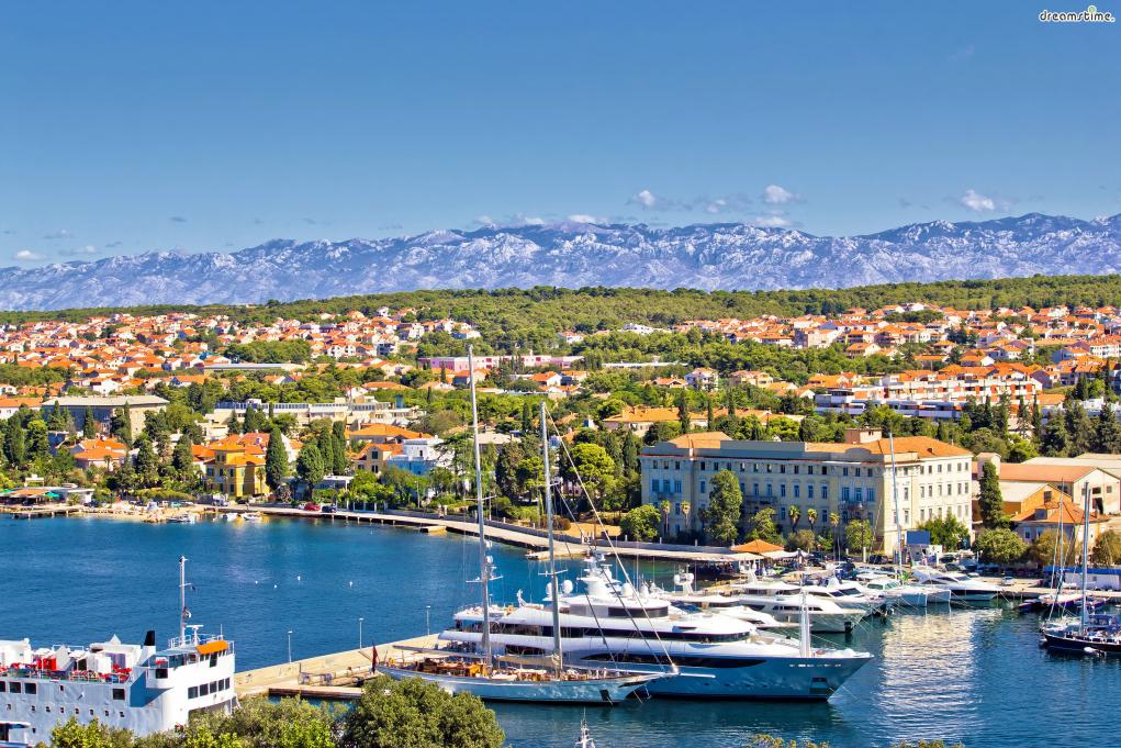 크로아티아는 철도망이 발달하지 않아서 대개 버스를 이용하지만
특별히 자다르는 페리를 타고 여행을 오는 관광객들이 꽤 많은 편이다.
아드리아해의 아름다운 풍경을 실컷 구경할 수 있다는 게 페리만의 장점이다.