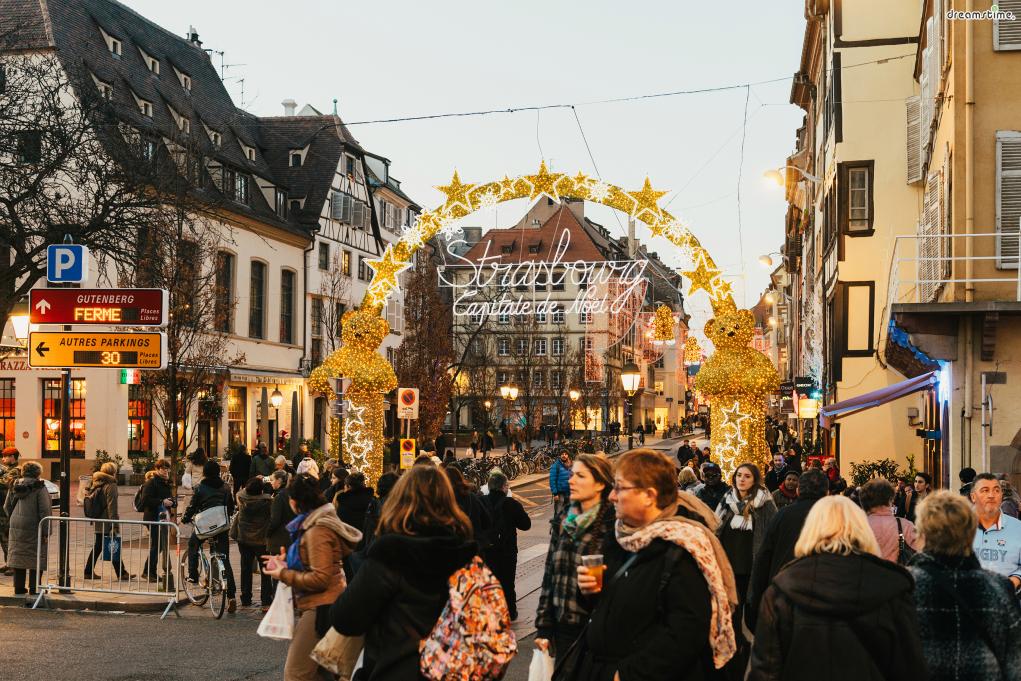 1570년부터&nbsp;시작된 스트라스부르 크리스마스 마켓은

프랑스에서 가장 오래된 전통 크리스마스 마켓이자

유럽에서는 오스트리아, 독일 다음으로 오래된 크리스마스 마켓이다.
