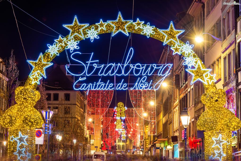 이번에 소개하는&nbsp;스트라스부르 크리스마스 마켓은

세 곳 가운데 가장 로맨틱하며 낭만적인 곳으로 꼽히는 마켓이다.

평상시에도 아름답지만 크리스마스 시즌이야말로 절정 중에 절정.
