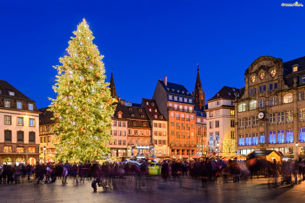 그중에서도 특별히 더 유명한&nbsp;&lsquo;유럽 3대 크리스마스 마켓&rsquo;이 있다.

바로 프랑스 스트라스부르, 오스트리아 빈, 그리고 독일 뉘른베르크이다.
세 곳 모두 볼거리, 즐길거리, 분위기 삼박자를 고루 갖추고 있다.
