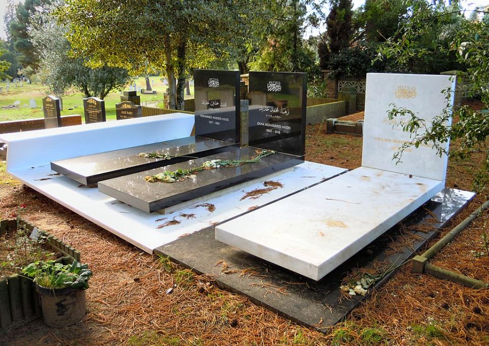 [18] 브룩우드 묘지(Brookwood Cemetery, UK)

자하 하디드는 지난 2016년 3월 31일, 마이애미 병원에서

심장마비로 인해 65세의 나이로 타계했습니다. 이후 그녀는

런던 근교에 위치한 서리(Surrey) 지역의 브룩우드 묘지에 안치되었습니다.

그녀의 건축은 많은 논란 속에 서기도 했지만, 건축계의 노벨상인

프리츠커상 최초의 여성 수상자라는 쾌거, 포스트모더니즘 건축의 한 획을 그은

&nbsp;초현대적이고 실험적인 그녀의 건축물들은 오래 기억될 것입니다.

ⓒPublic Domain
