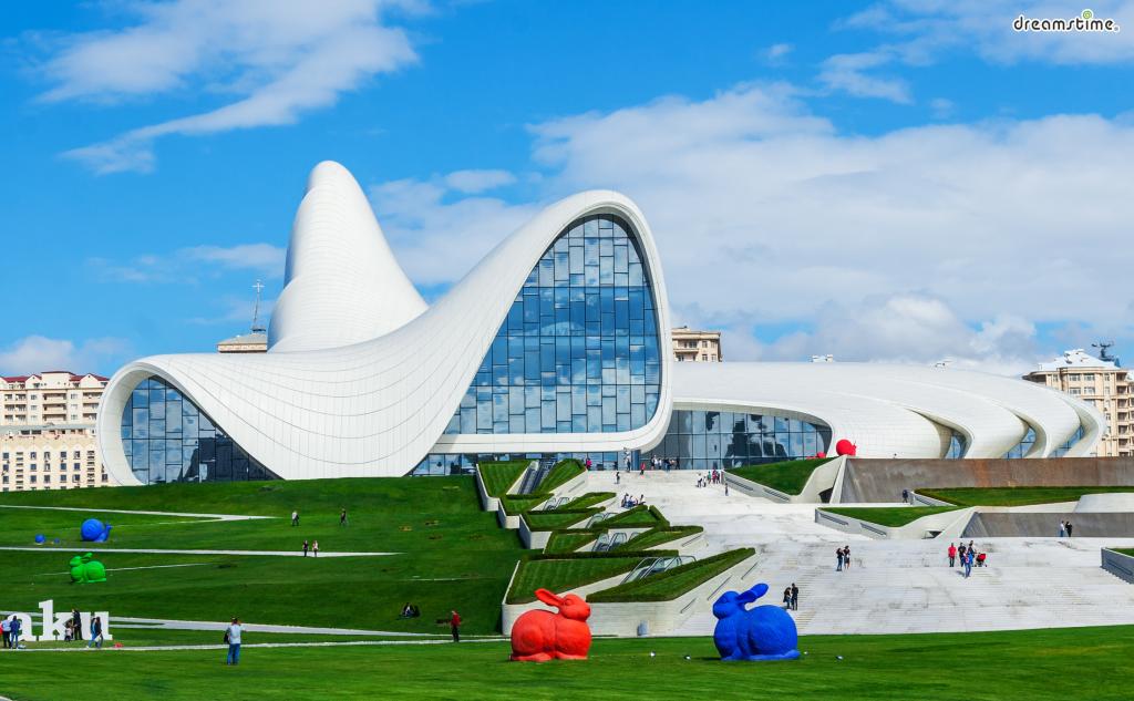 [8] 아제르바이잔 헤이드라 알리예프 센터

(Heydar Aliyev Center Museum, Azerbaijan)

아제르바이잔 수도 바쿠에 위치한 헤이드라 알리예프 센터는 2007년 완공되었으며,

도서관, 국제회의장, 전시실,&nbsp;콘서트홀 등이 어우러진 공공시설이자 랜드마크입니다.

자하 하디드는 소비에트 연방 해체 이후 아제르바이잔의 자유로운 분위기를

거침없는 곡선으로 형상화했으며, 건물의 독특한 곡선을 표현하기 위해

10만 개가 넘는 패널에 일일이 번호를 매겼다고 하네요.
