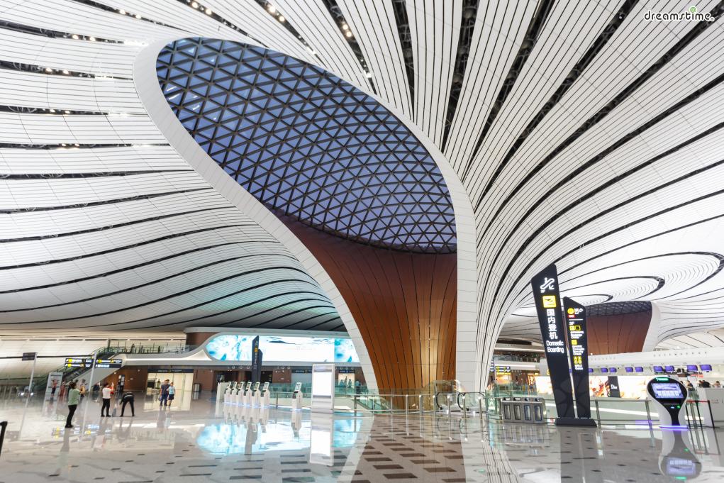 [16] 중국 베이징 다싱국제공항

(Beijing Daxing New International Airport Terminal, China)

2019년 9월 개항한 다싱국제공항은 세계 최대의 공항으로

봉황이 날개를 펴고 있는 형상에 47㎢(약 14,217,500평)의 규모를 자랑합니다.

규모가 엄청나지만 여객터미널에서 탑승구까지 소요 시간이 8분 정도밖에

걸리지 않을 정도로 내부 동선을 최소화한, 자하 하디드다운 설계가 돋보입니다.
