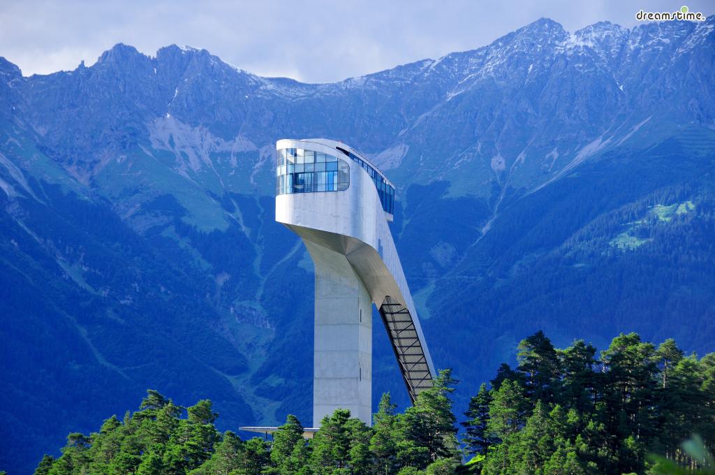 [4] 오스트리아 베이그이젤 스키점프대(Bergisel Ski Jump, Austria)

동계 올림픽을 2차례나 개최한 오스트리아 서부 도시 인스부르크에 위치한

스키점프대 역시 자하 하디드의 작품입니다. 이곳의 스키점프대는 1930년 처음 조성됐지만

2002년 자하 하디드에 의해 새로운 모습의 랜드마크로 다시 태어나게 되는데요.

상층부에는 통유리로 된 레스토랑이 있어 경기가 없을 때는 훌륭한 전망대가 됩니다.

이곳에서 보는 알프스산과 인스부르크 시내의 풍경이 그렇게 아름답다고 하네요.
