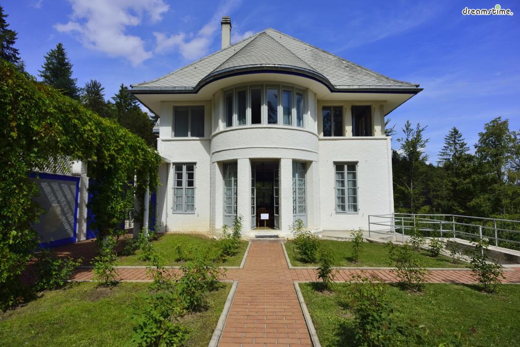 ▲매종 블랑슈(Maison Blanche/Villa Jeanneret-Perret)

1912년, 자신의 부모님을 위해 지은 저택이자,

르 코르뷔지에가 독립적인 건축가로서 지은 첫 작품입니다.

초창기 르 코르뷔지에는 이곳을 자신의 건축 연구소로 사용하기도 했는데요.

2005년 이후&nbsp;매종 블랑슈는 작은 박물관으로 조성되어 누구나 방문이 가능합니다.
