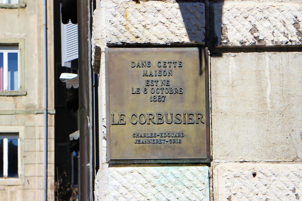 ▲르 코르뷔지에 생가(Le Corbusier birth building)

르 코르뷔지에는&nbsp;1887년 10월 6일 사진 속의 집에서 태어났습니다.

그의 본명은&nbsp;샤를 에두아르 잔느레(Charles-&Eacute;douard Jeanneret)로,

르 코르뷔지에는 그의 외조부의 이름 &#39;르 코르베지에(Le corb&eacute;sier)&#39;를 변형한 필명입니다.

어릴적 르 코르뷔지에는 아버지를 따라 시계공을 꿈꿨으나

그의 재능을 알아본 미술학교의 스승이 건축으로의 전향을 권합니다.
