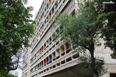 [4] 프랑스 마르세유 유니테 다비시옹(Unité d'Habitation, Marseille)

1952년 완공된 세계 최초의 아파트입니다.

제2차 세계대전 이후, 도시로 몰려드는 인구에 발생하는 주거난을 해결하기 위해

프랑스 임시정부가 르 코르뷔지에에게 의뢰한 프로젝트로, 르 코르뷔지에는

337개의 방에 1,600명을 수용할 수 있는 새로운 개념의 건물을 고안해냈습니다.

유니테 다비시옹은 현대 주거 건축의 효시로, 유네스코 문화유산으로 지정되어 있습니다.
