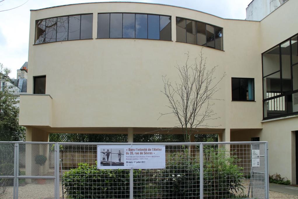 ▲파리 르 코르뷔지에 재단(Fondation Le Corbusier)

르 코르뷔지에가 파리에 살 때 직접 지어 거주하던 주택으로,

현재는 르 코르뷔지에 재단에 의해 전시 갤러리로 운영되고 있습니다.

스위스의&nbsp;르 코르뷔지에 센터와 함께 대표적인 르 코르뷔지에 박물관으로 꼽힙니다.

ⓒPublic Domain
