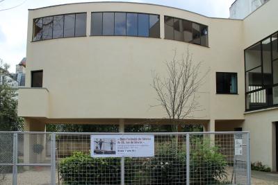 ▲파리 르 코르뷔지에 재단(Fondation Le Corbusier)

르 코르뷔지에가 파리에 살 때 직접 지어 거주하던 주택으로,

현재는 르 코르뷔지에 재단에 의해 전시 갤러리로 운영되고 있습니다.

스위스의 르 코르뷔지에 센터와 함께 대표적인 르 코르뷔지에 박물관으로 꼽힙니다.

ⓒPublic Domain
