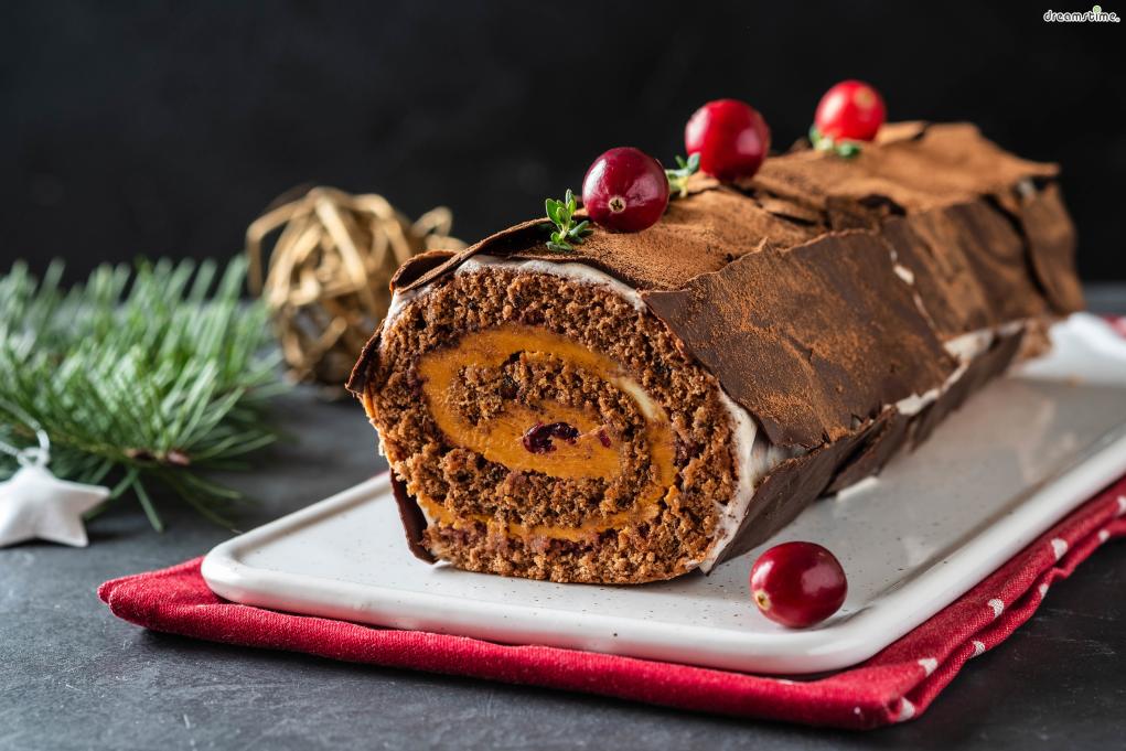 ▲프랑스에서는 크리스마스를 축하하기 위해
굵은 통나무 모양의 초콜릿 롤케이크인 뷔슈 드 노엘을 먹는다.

벨기에, 레바논, 스위스, 퀘백 등의 프랑스 문화권에서도

크리스마스 시즌이 되면 뷔슈 드 노엘을&nbsp;즐겨 먹는다.
